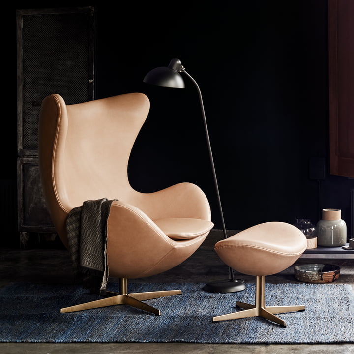 Le fauteuil Fritz Hansen - Ei en édition limitée avec le lampadaire KAISER idell