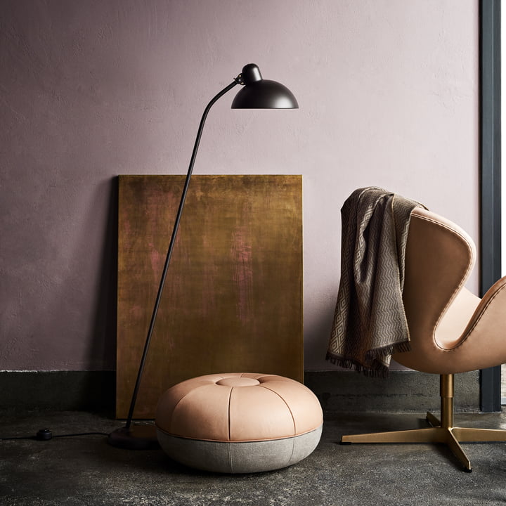 Le lampadaire Fritz Hansen - KAISER idell -, le fauteuil Cygne et le pouf Cecilie