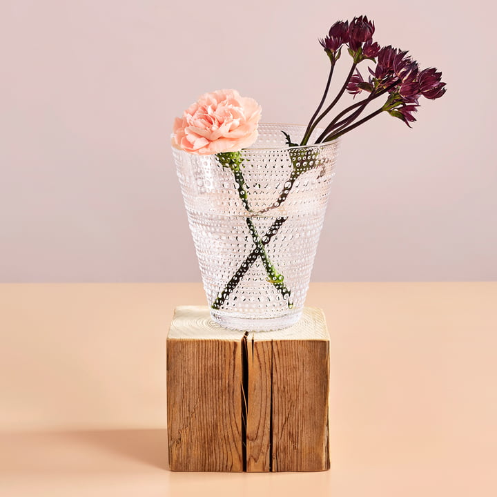 Le vase Kastehelmi d'Iittala 154 mm, clair avec des fleurs