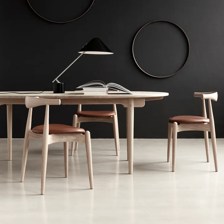 La table à manger à rallonges CH338 de Carl Hansen, 200 x 115 cm en chêne savonné avec CH20 Elbow Chair