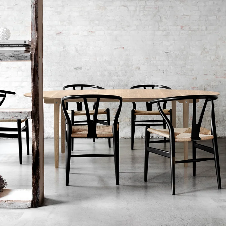 Carl Hansen - Table à manger à rallonges CH338, 200 x 115 cm en chêne savonné avec CH24 Wishbone Chair