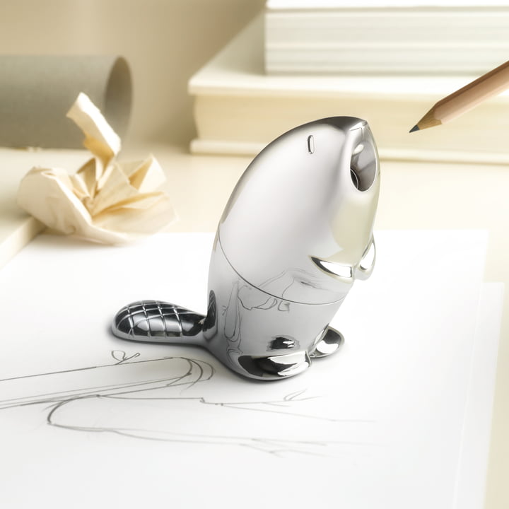 Le taille-crayon Castor par Alessi sur le bureau