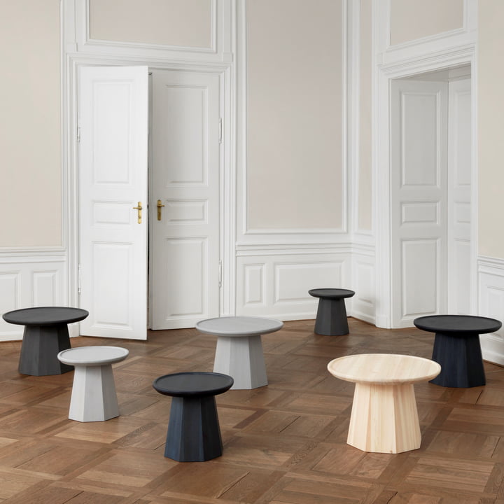 Plusieurs tables d'appoint Pine de Normann Copenhagen dans la pièce