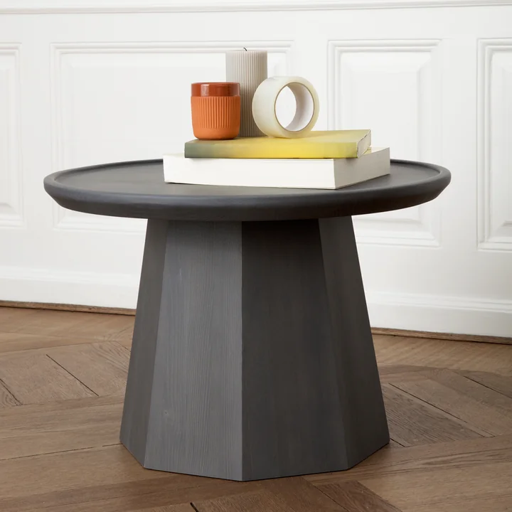 La table d'appoint Pine de Normann Copenhagen, gris foncé, décorée avec style