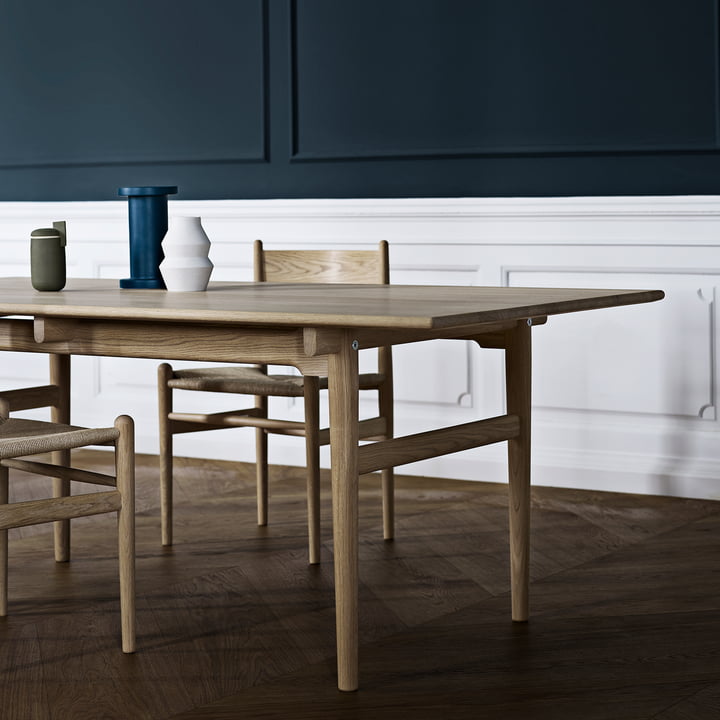 La chaise CH36 avec table à manger CH327 par Carl Hansen