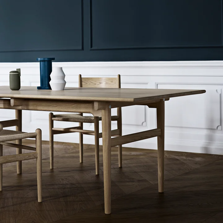 La chaise CH36 avec table à manger CH327 par Carl Hansen
