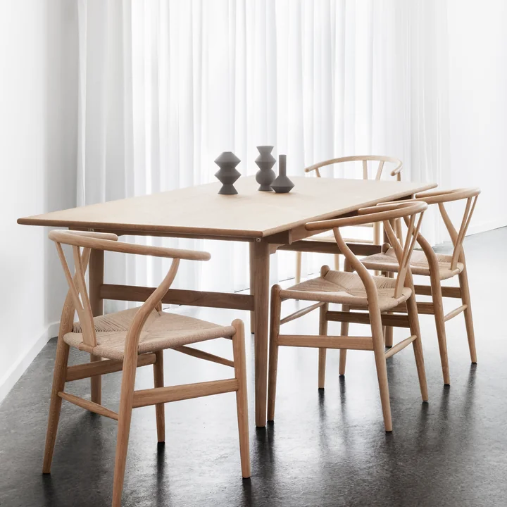 La table à manger CH327 avec CH24 Wishbone Chair de Carl Hansen