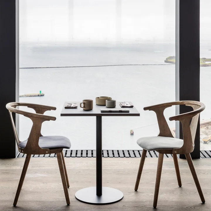 Table de bistrot Nærvær et In Between Chaise SK2 de & Tradition