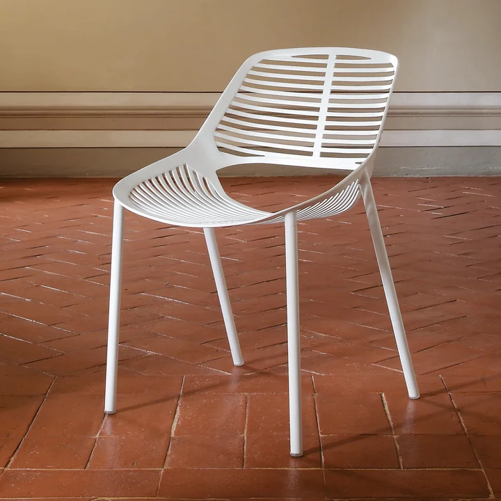 Chaise Niwa par Fast en blanc