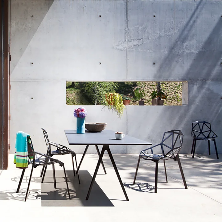 Chair One Chaise empilable de Magis en noir