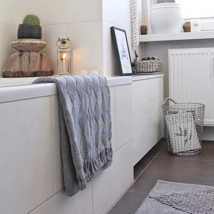 Décoration de salle de bain faite à la main