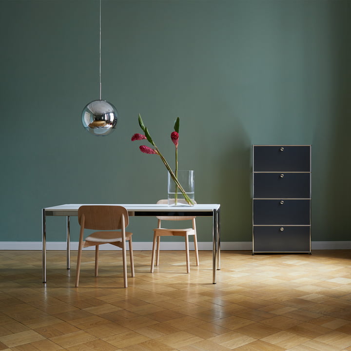 Le buffet haut S avec quatre portes abattantes de USM Haller présenté dans la salle à manger.