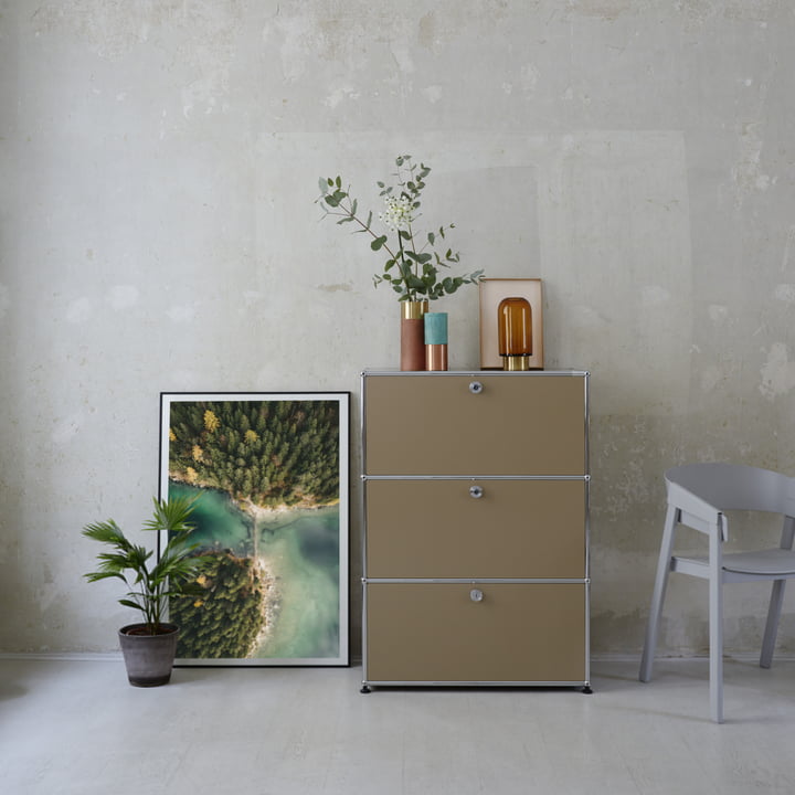 Le buffet haut S avec trois portes abattantes de USM Haller mis en scène de manière décorative