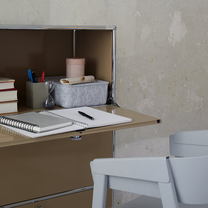 Le buffet haut S, porte abattante, de USM Haller utilisé comme bureau