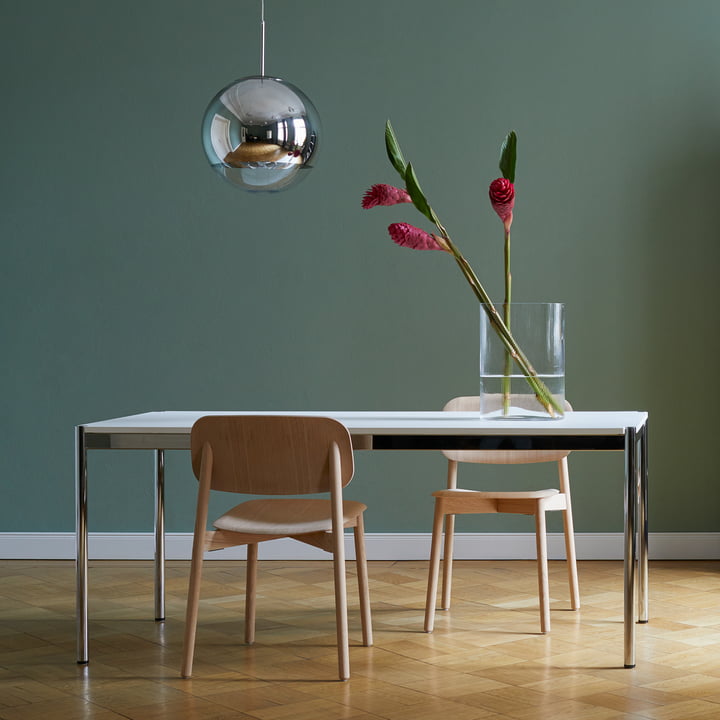 La table, 175 x 75 cm, piètement en acier chromé/plateau en MDF, blanc pur (RAL 9010) de USM Haller dans la salle à manger