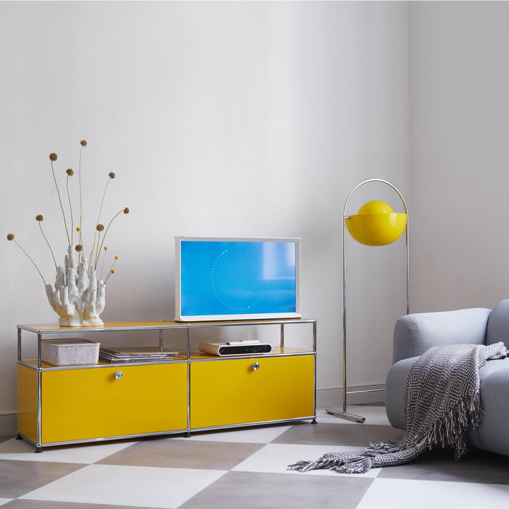 USM Haller - Le meuble TV/Hifi Lowboard M avec porte à rabat et surfaces de rangement, blanc pur (RAL 9010) dans le salon