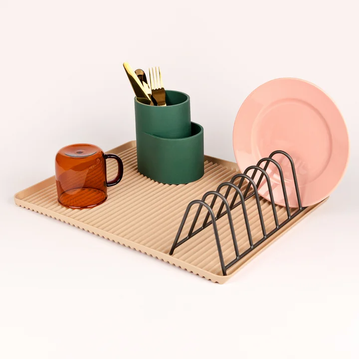 La série Dish Drainer de HAY avec vaisselle