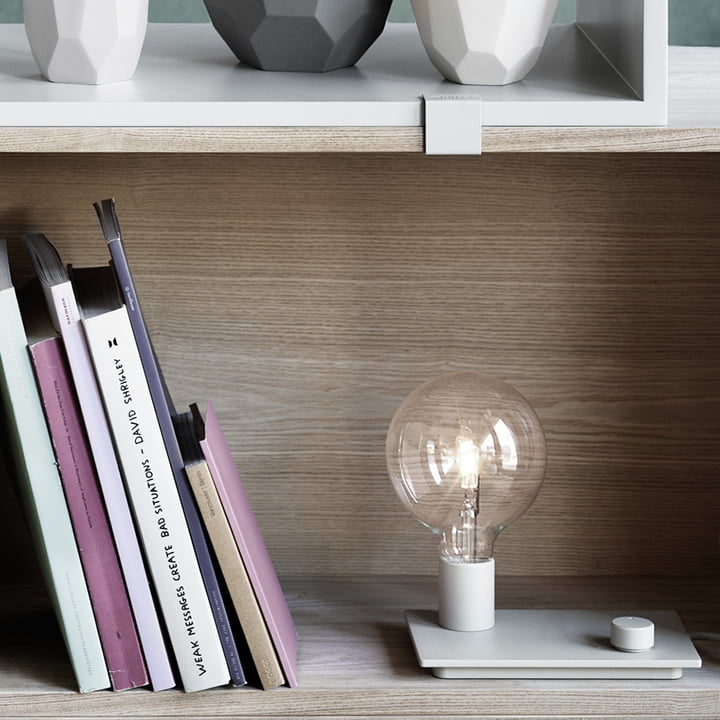 Lampe de table de contrôle LED par Muuto en blanc