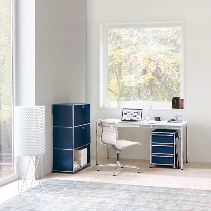 Le buffet haut S avec deux portes abattantes et le conteneur à roulettes de USM Haller