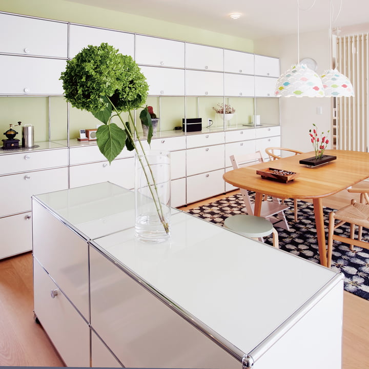 USM Haller - Buffet M avec quatre portes abattantes, blanc pur (RAL 9010) dans la cuisine