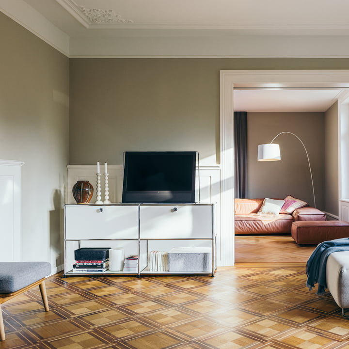 Le buffet M avec deux portes abattantes en haut, blanc pur de USM Haller en tant que meuble TV