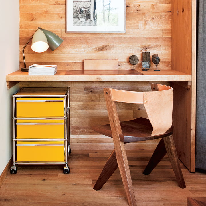 Le caisson à roulettes avec trois tiroirs USM Haller sous le bureau