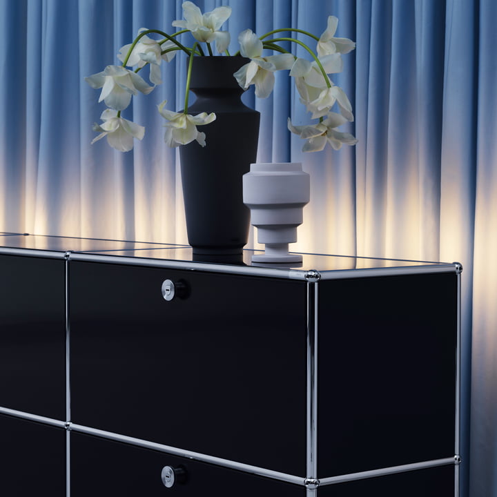 Le lowboard TV/Hi-Fi par USM Haller décoré de fleurs