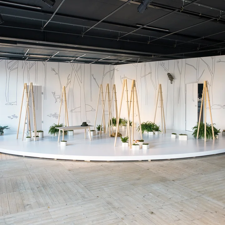 Par Artek, la garderobe Kiila, le portemanteau et le banc assorti