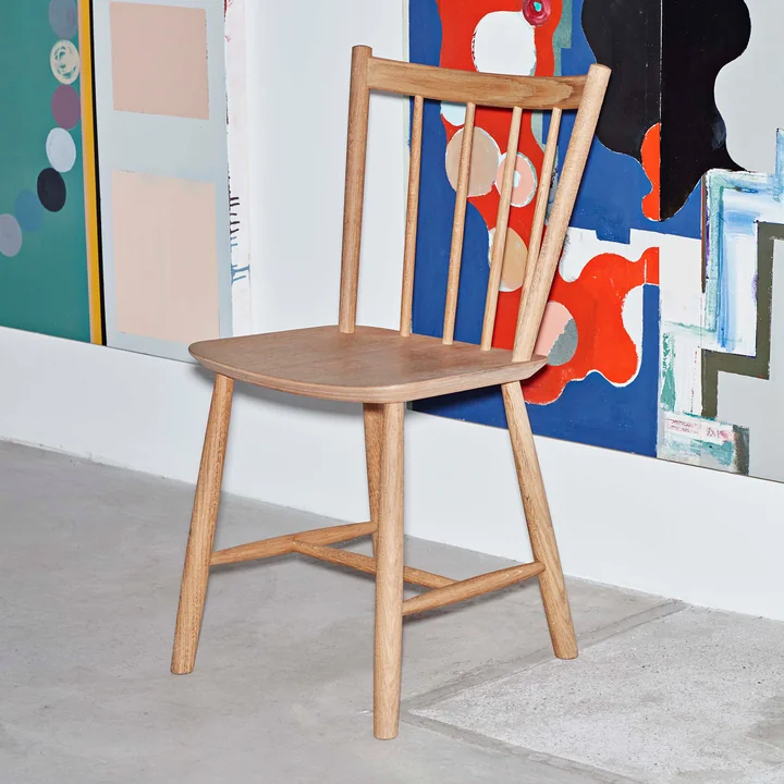 Le HAY - J41 Chair en chêne huilé placé seul dans la pièce