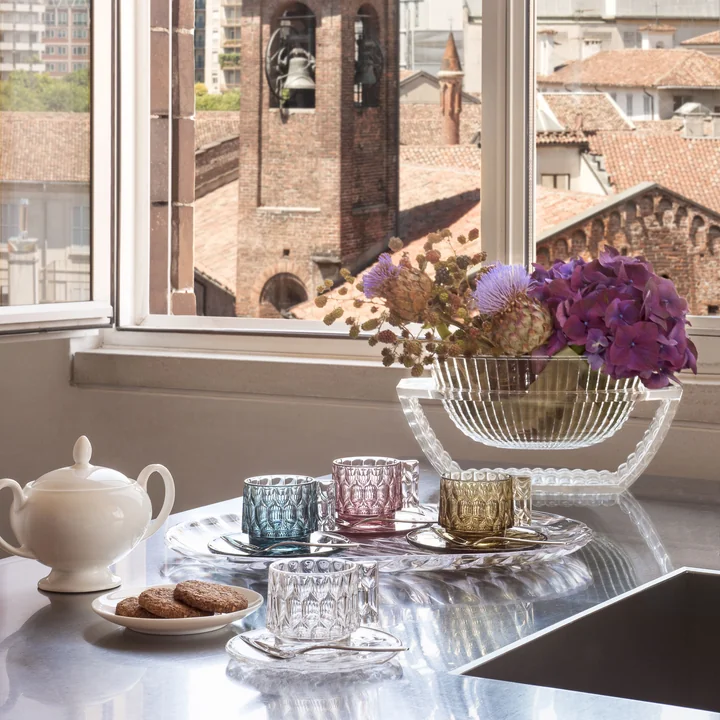 La tasse à expresso Jellies et la sous-tasse de Kartell sur la table