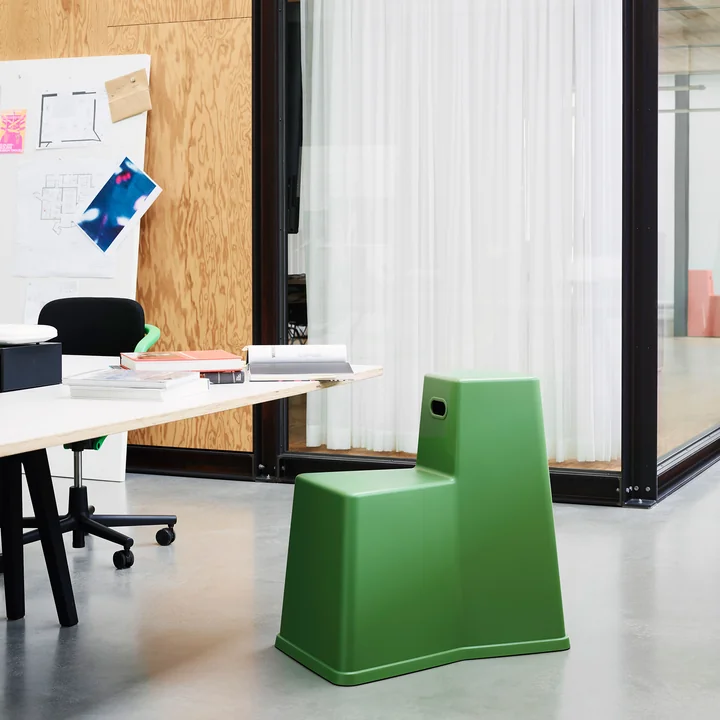 Le tabouret Tool de Vitra devant le bureau