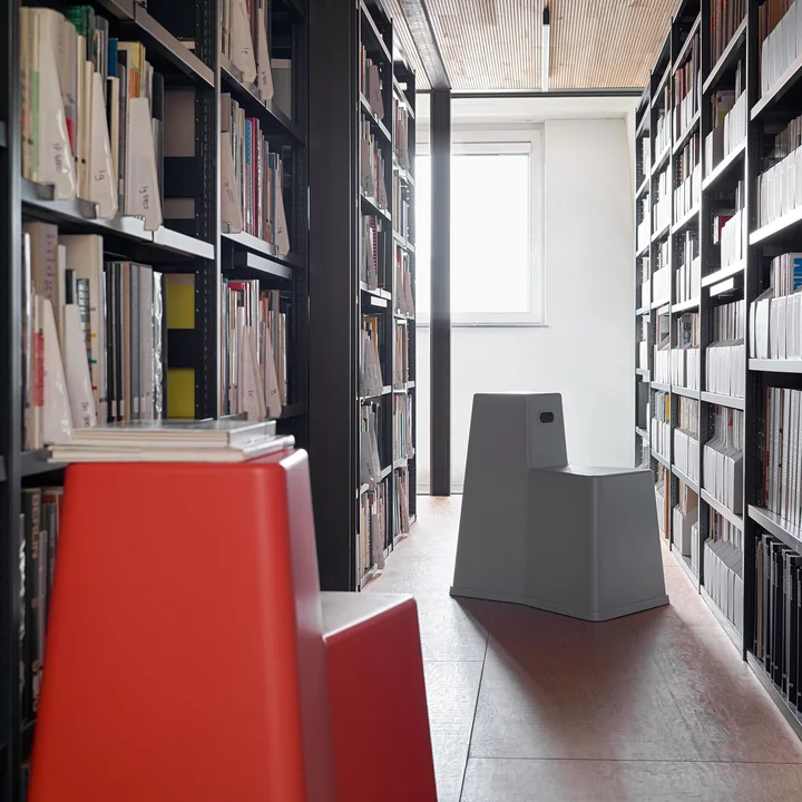 Le tabouret Tool de Vitra dans la bibliothèque
