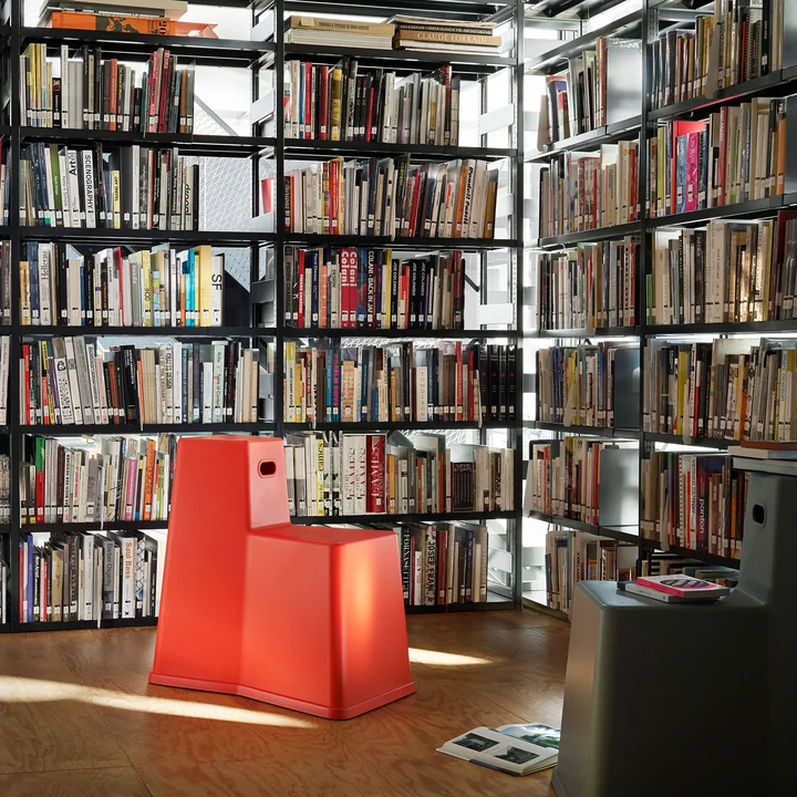 Le tabouret Tool de Vitra dans la bibliothèque