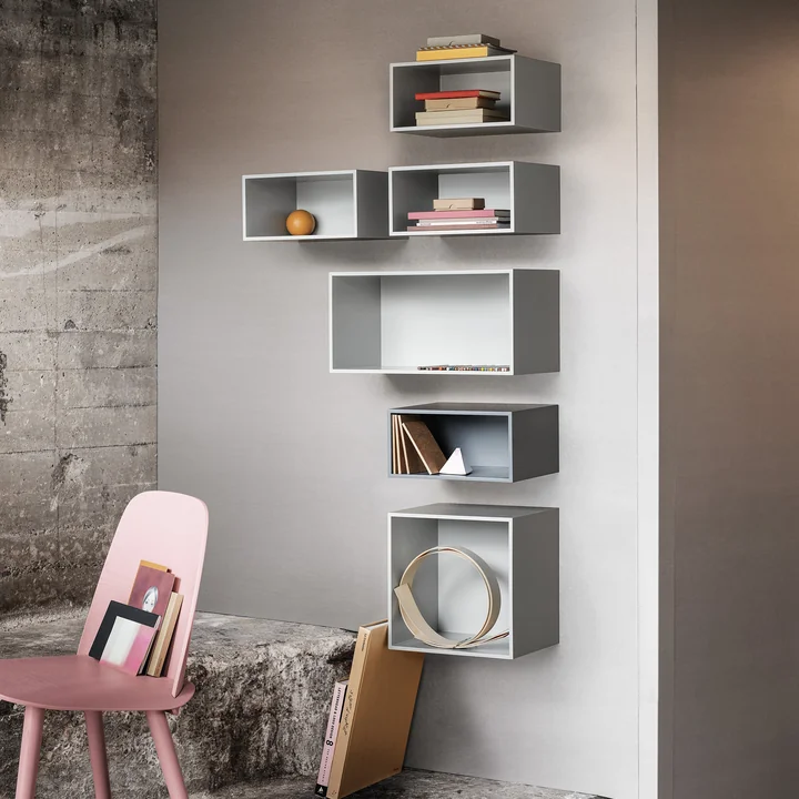 Mini Stacked Système d'étagères 2. 0 de Muuto en gris clair et gris foncé