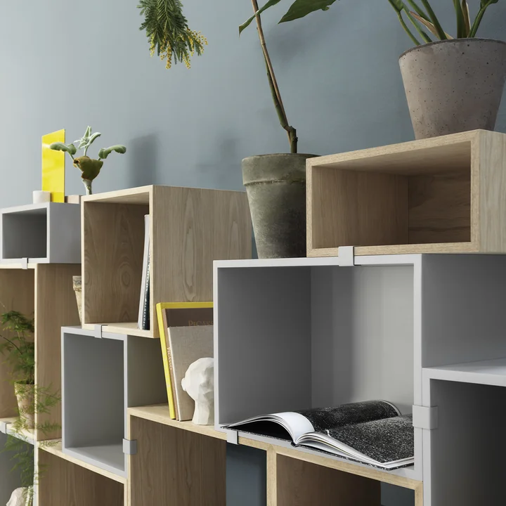 Système d'étagères Stacked 2.0 par Muuto en chêne et gris clair