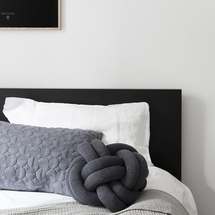 Le site Design House Stockholm - Knot Coussin en gris foncé chez Sarah van Peteghem du blog Coco Lapine Design