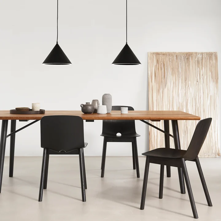 Annular LED suspension et chaise Mono Dining de Woud