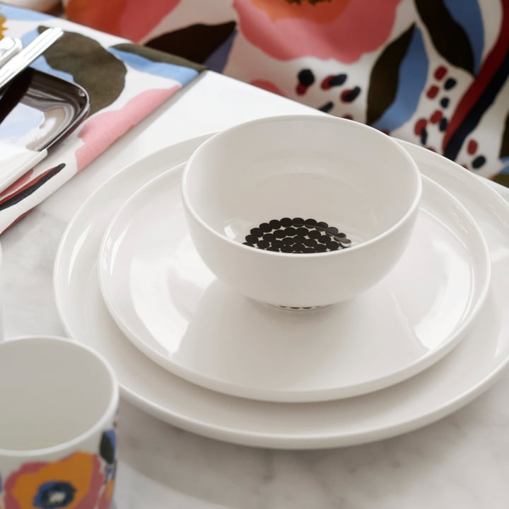 Bol Oiva Räsymatto, 300 ml en blanc / noir par Marimekko avec vaisselle plate