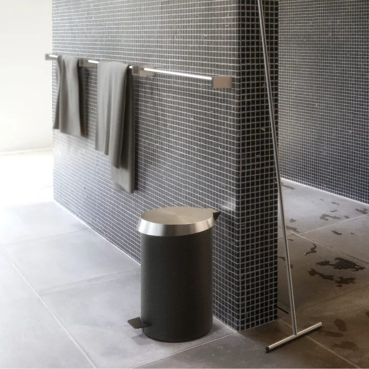 Poubelle à pédale 350 en noir / acier inoxydable brossé de Frost dans la salle de bains