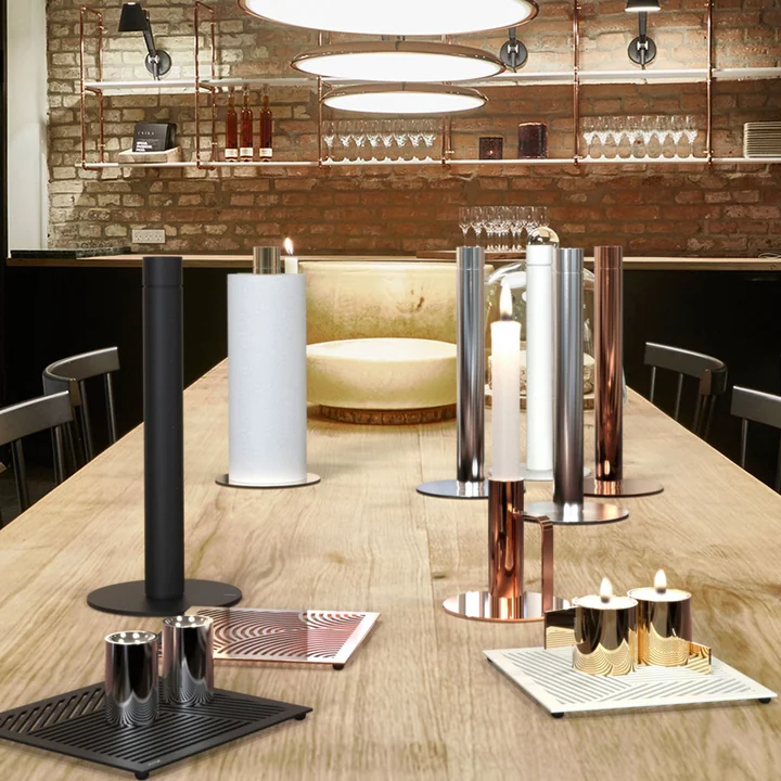 Porte-rouleau de cuisine de Frost en différentes variations de couleurs sur la table