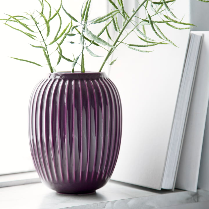 Hammershøi Vase, H 25 cm / prune de Kähler Design sur le rebord de la fenêtre