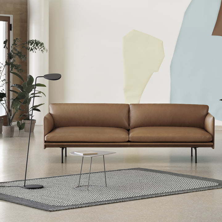 Pebble Tapis de Muuto en gris foncé devant le canapé