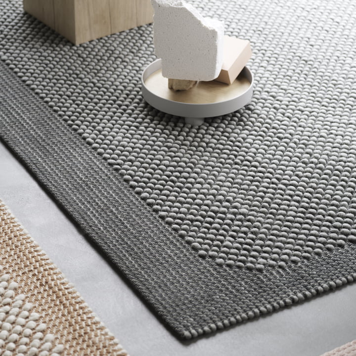 Pebble Tapis de Muuto en gris foncé