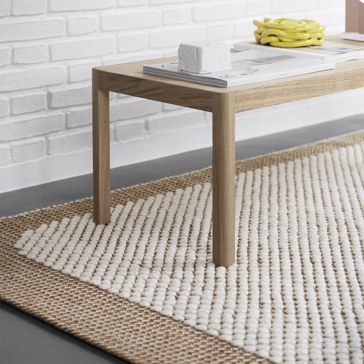 Pebble Tapis de Muuto in burnt orange avec table d'appoint