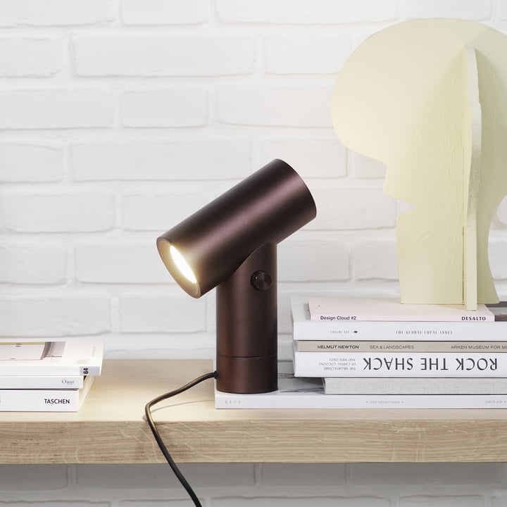 Lampe de bureau LED Beam de Muuto en umber sur le bureau