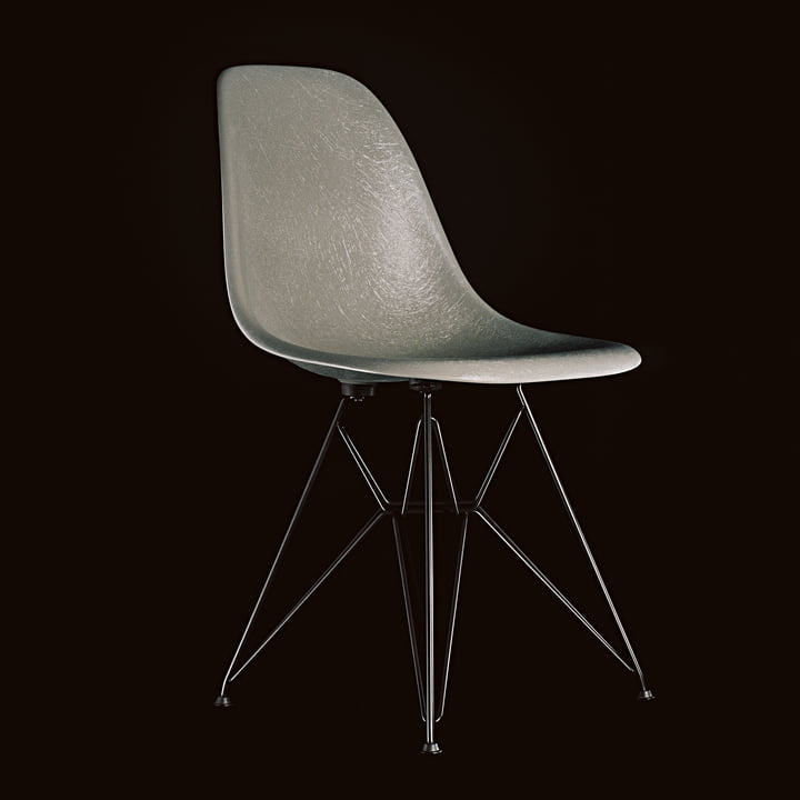 Fauteuil latéral Eames en fibre de verre DSR par Vitra