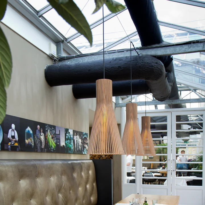 Luminaire suspendu Secto 4200 Ø 30 x H 68 cm de Secto de Secto en bois de bouleau