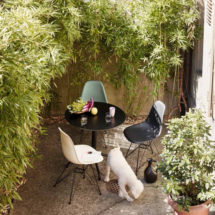 Table de bistrot Belleville et chaise latérale en plastique Eames DSR par Vitra