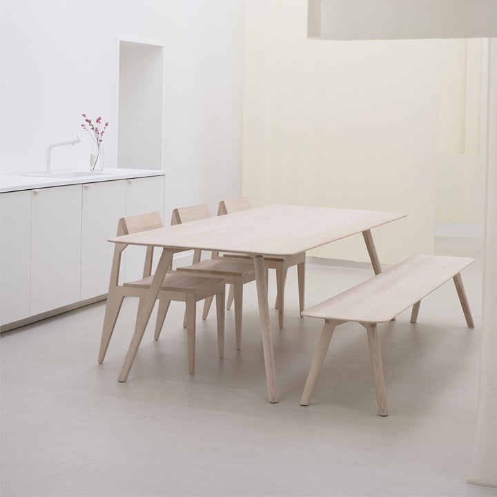 Meyer table, Schulz chaise et banc de OUT Objekte unserer Tage en frêne huilé