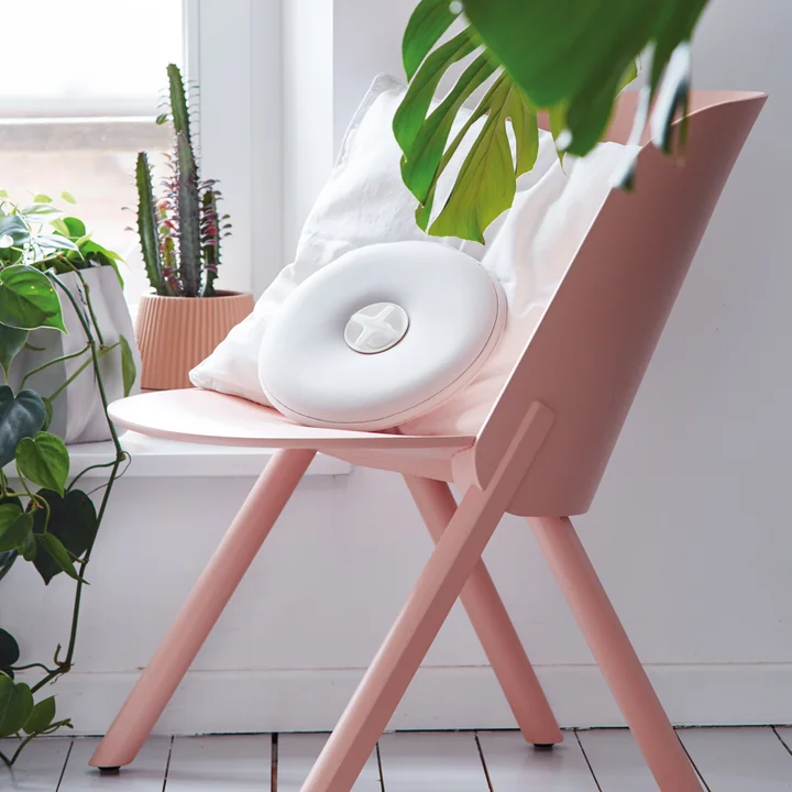 Pill Bouillotte de Authentics en blanc et gris sur la chaise